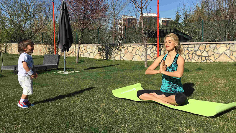 yoga-blogger-oyun-anne-derin-2-yaşında-derinanne-derinüstün-derin2yaşında-doğumgünü-derinüstün-derinustun-bebek-işaretdili-bebekişaretdili
